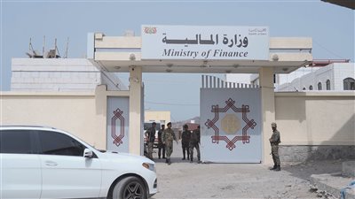 بدء صرف مستحقات العسكريين والأمنيين المبعدين قسراً عن وظائفهم 