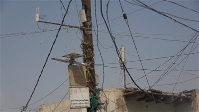 تحويل الأعمدة إلى لوحات إعلانية.. مشكلة إضافية تعاني منها كهرباء لحج