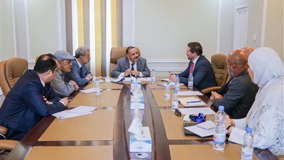 وزير النقل يبحث تعزيز أمن الطيران المدني بمطار عدن الدولي