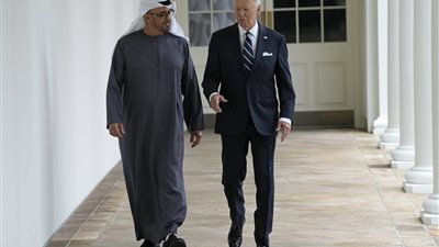 محمد بن زايد والرئيس الأميركي يبحثان العلاقات الثنائية وقضايا المنطقة