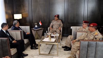 وزير الدفاع يناقش مع السفير الهندي تعزيز التعاون في التدريب والتأهيل والجوانب الطبية 