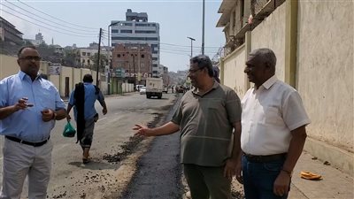 مدير التواهي يتفقد أعمال سفلتة خط المياه بشارع الفتح