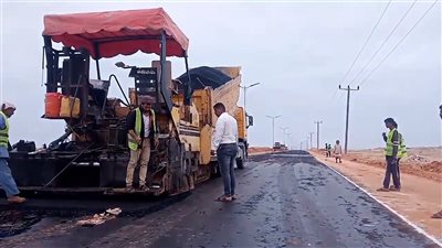 بدء أعمال سفلتة شارع الثلاثين بمحافظة المهرة