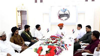 رئيس اتحاد شباب الغد في المهرة يناقش تنفيذ البرامج التنموية في حوف