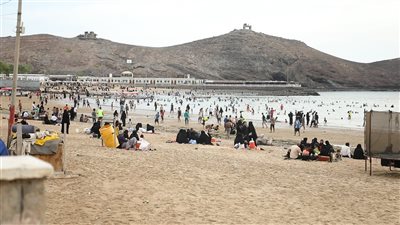 ساحل جولدمور يستقبل آلاف الزوار وسط أجواء ساحرة في العاصمة عدن