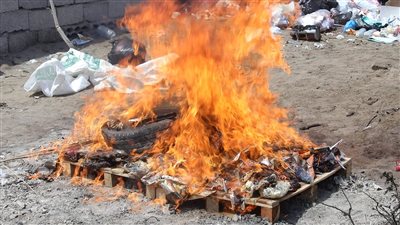 اتلاف كمية من الحشيش المخدر والهروين بالعاصمة عدن 