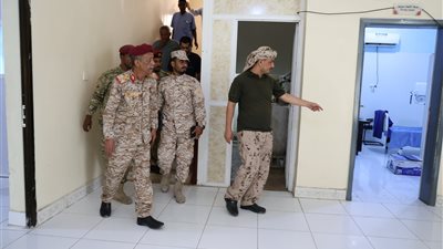 قائد المنطقة العسكرية الثانية يتفقد المستشفى العسكري بالمكلا ويؤكد على تطوير الخدمات الطبية