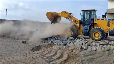 وحدة حماية الأراضي تزيل بناءً عشوائيًا بمديرية البريقة