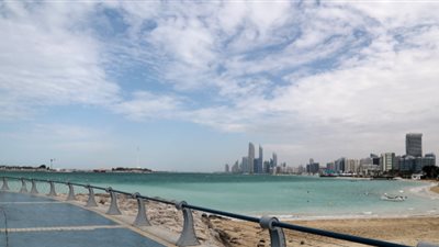 تأثر الإمارات بمنخفض جوي تصحبه أمطار على مناطق متفرقة