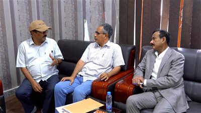 المحافظ بن الوزير يشيد بدعم أهالي عتق لجهود التنمية المحلية 