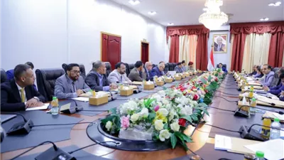 تقرير.. الحكومة تتهرب من معالجات الداخل بالبحث عن حلول خارجية لوقف تراجع العملة