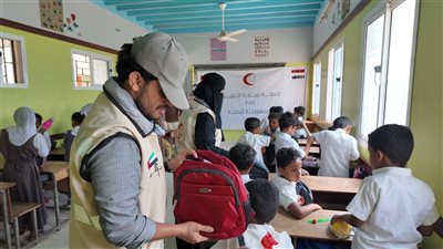 الهلال الإماراتي يواصل توزيع الحقائب المدرسية في محافظة حضرموت