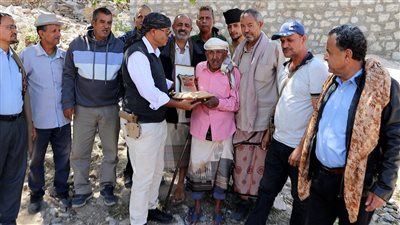 السلطة المحلية والانتقالي بالشعيب تكرمان المناضل طاهر الحداد