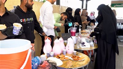 تعزيزا لقيم التضامن.. كلية طب الأسنان بعدن تنظم طبقا خيريا لأحد العاملين (تقرير)