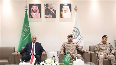الرئيس الزُبيدي يزور مقر قيادة القوات المشتركة بالعاصمة السعودية الرياض