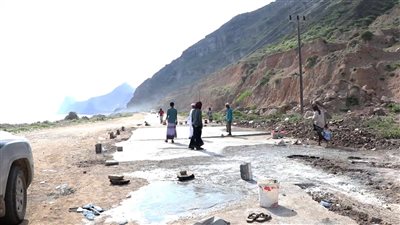 المهرة.. في خطوة لترميم الطرق المتضررة.. شباب الغد ينفذون مبادرة لإصلاح طريق حوف - الغيضة 