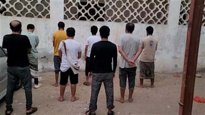 إدارة مكافحة المخدرات ترحل 8 متهمين بترويج المخدرات إلى السجن المركزي بعدن
