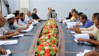 تنفيذي مديرية دارسعد بعدن يناقش تقارير الصناعة والأراضي