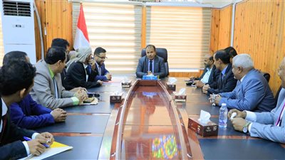 فريق التواصل السياسي يلتقي بوكيل وادي حضرموت لمناقشة التحديات وتعزيز الخدمات 
