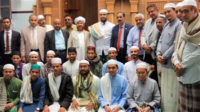 فريق التواصل السياسي في المجلس الانتقالي يزور دار المصطفى بتريم