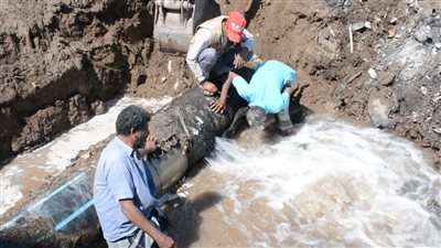 مؤسسة مياه عدن تُصلح كسرًا في الخط الرئيسي القادم من حقل بئر أحمد
