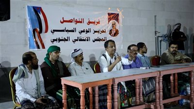 فريق التواصل يناقش مع مواطني ديس المكلا سبل معالجة الأزمات الخدمية والاقتصادية