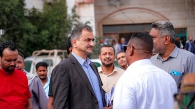 لملس يتفقد سير العمل في المنطقة الثانية لكهرباء عدن ويوجّه بإيقاف مديرها