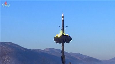 كوريا الشمالية تطلق أول صاروخ بالستي في عام 2025