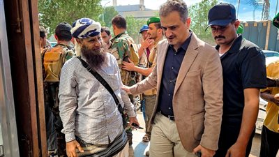 لملس يطّلع على سير العمل بالمنطقة الثالثة لكهرباء عدن