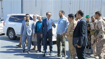 فريق التواصل السياسي يزور ميناء المكلا ويبحث آلية تطوير العمل 