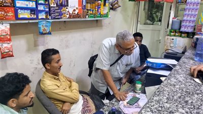 صناعة عدن يضبط محالًا تجارية مخالفة للأسعار في الشيخ عثمان