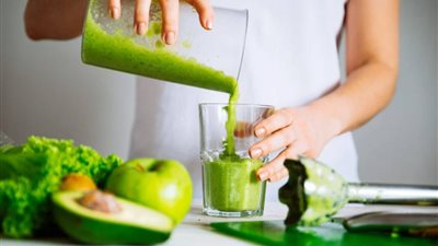 أطعمة ومشروبات تساهم في تنظيف القولون