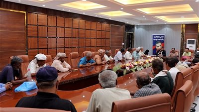 مدير عام خور مكسر يناقش حلحلة المشاكل الخدمية مع اللجان المجتمعية