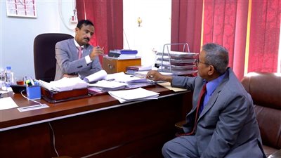 محافظ شبوة يؤكد أهمية الحفاظ على حقوق الكوادر الإدارية