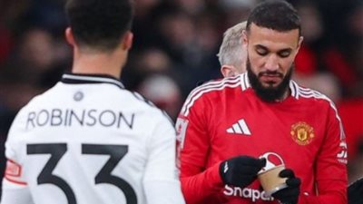 إعجاب مغربي بلقطة إفطار نصير مزراوي وسط مباراة لمانشستر يونايتد