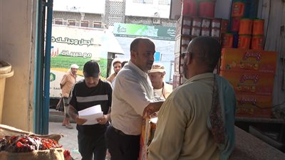 مكتب الصناعة بعدن يواصل حملاته الرقابية خلال رمضان لضبط تجارة المواد الغذائية