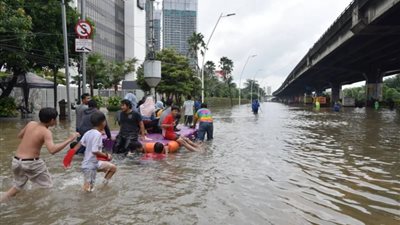 فيضانات تجتاح مساحات شاسعة وتدفع السكان إلى النزوح في إندونيسيا