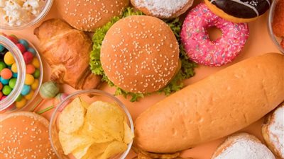 تجنبها.. 5 أنواع من الأطعمة والمشروبات قد تسرع الشيخوخة