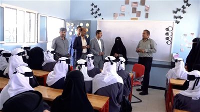 المحافظ بن الوزير يطلع على سير الدراسة في ثانوية شبوة للبنات