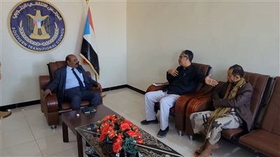رئيس انتقالي شبوة يلتقي مدير عام عتق ورئيس اللجنة التحضيرية لنقابات الجنوب
