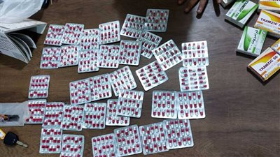 ضبط صيدلية تبيع أدوية مخدرة دون وصفة طبية في المنصورة بعدن