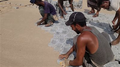 استمرار أعمال رصف شوارع المنطقة الصناعية 