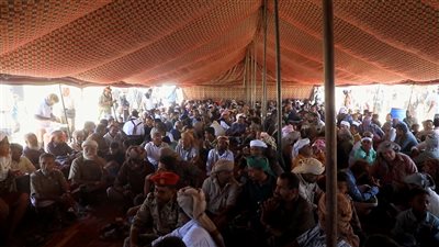 رئيس انتقالي حضرموت يشهد الزواج الجماعي الأول لـ 100 عريس وعروس في يبعث