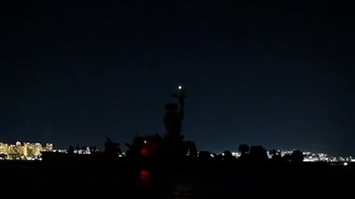 البحرية الإسرائيلية تضرب أهدافا للحوثيين في ميناء الحديدة عقب تحذيرات بالإخلاء