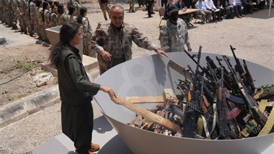 مسلحو حزب العمال الكردستاني يحرقون أسلحتهم