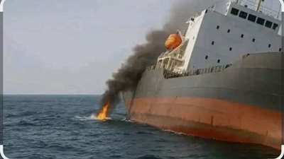 تقرير: مخاطر بيئية تهدد المياه الإقليمية بعد إغراق الحوثيين لسفن نترات الأمونيوم