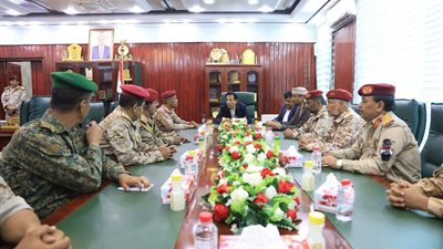 محافظ المهرة وقائد المنطقة العسكرية الثانية يبحثان مستجدات الأوضاع الأمنية والعسكرية بالمحافظة