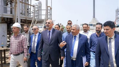 تقرير.. الرئيس الزُبيدي يقود تحركات إنعاش الاقتصاد وإعادة تشغيل مصافي عدن 