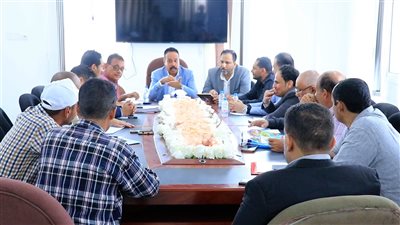 العقربي يبحث مع قيادة الطرق والجسور تفعيل الأداء المؤسسي وتجاوز التحديات