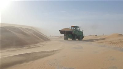 استمرار حملة إزالة الرمال الزاحفة من الخط الدولي في رضوم شبوة 